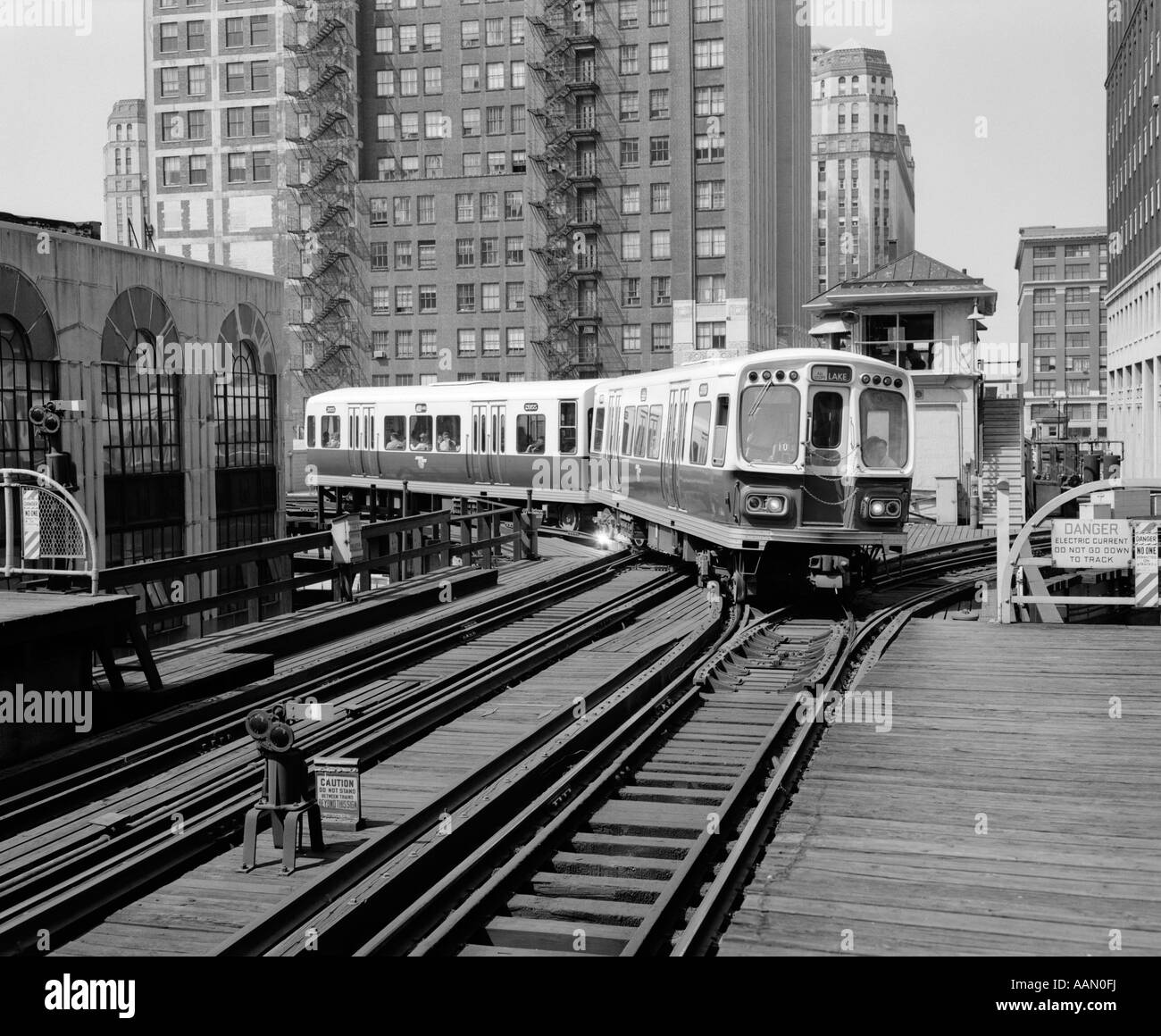 1960s 1970s CHICAGO PUBLIC TRANSPORTATION EL TRAIN TURNING INTO THE LOOP ON WELLS STREET Stock Photo