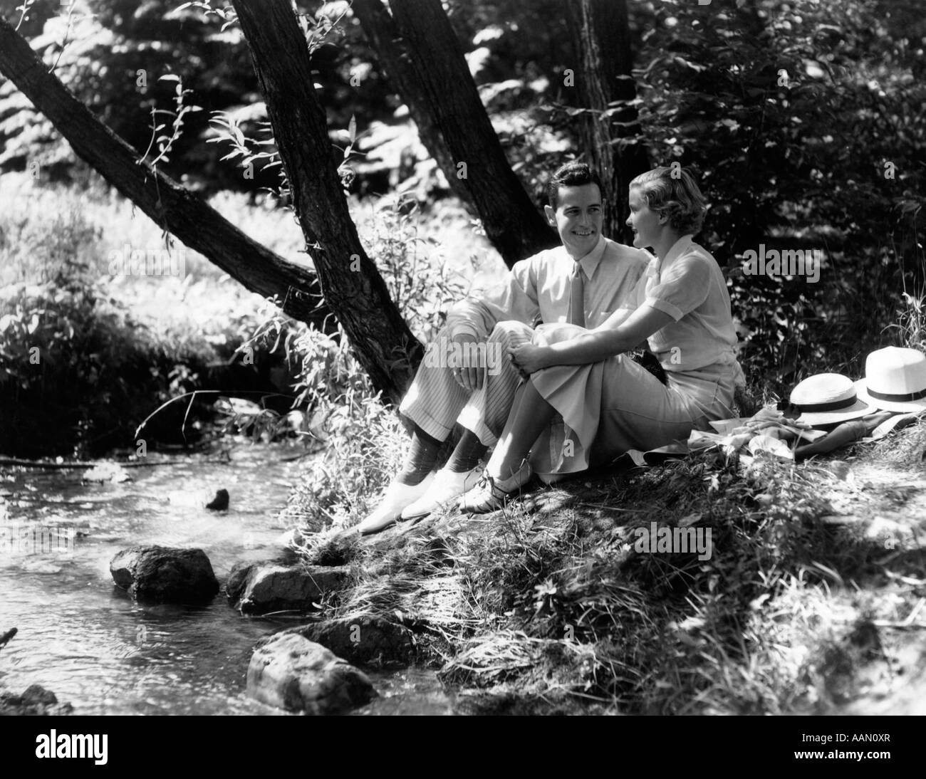 1930s romantic couple man woman hi-res stock photography and images - Alamy