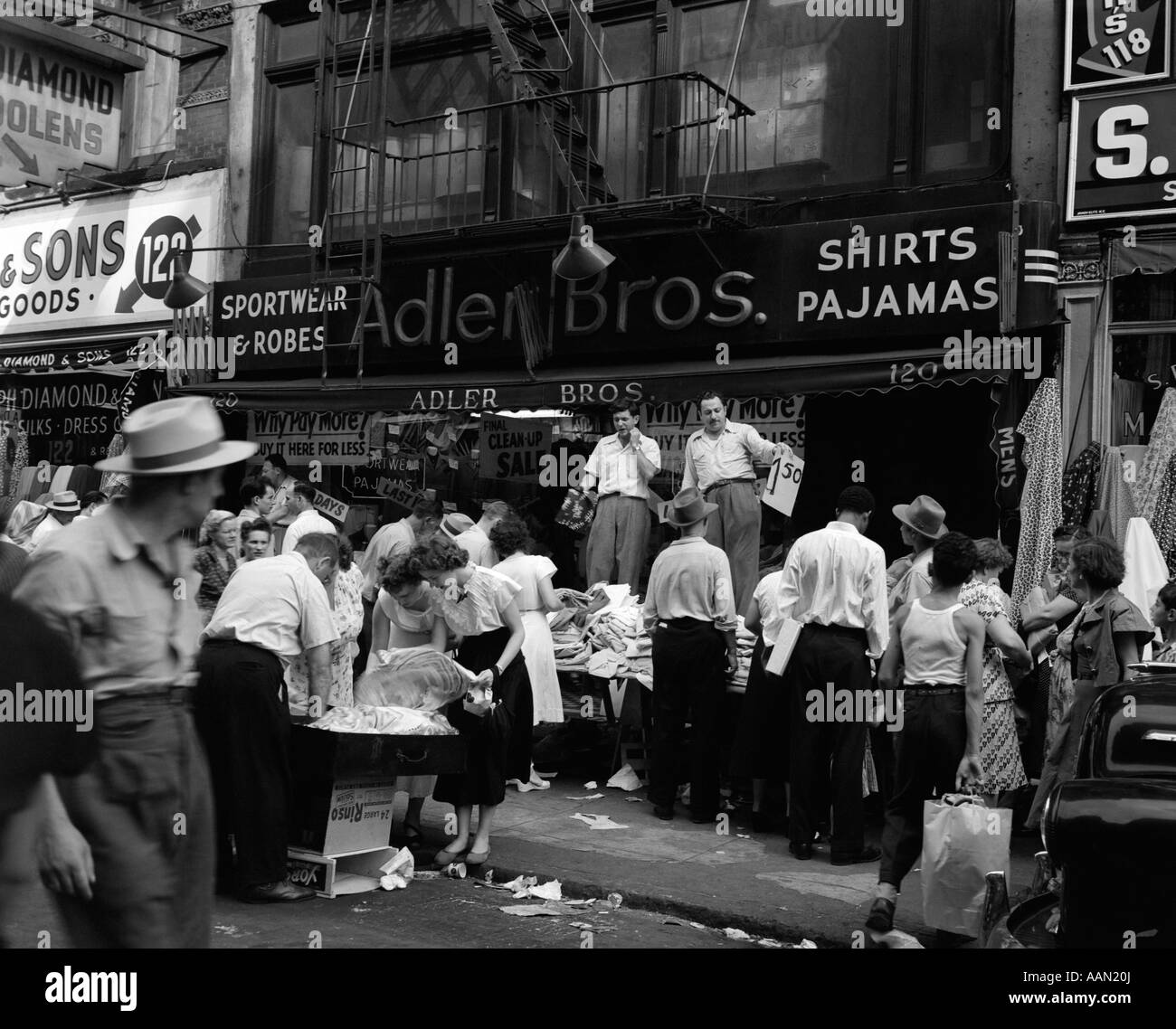 1950s SIDEWALK MERCHANTS ON NEW YORK'S LOWER EAST SIDE Stock Photo