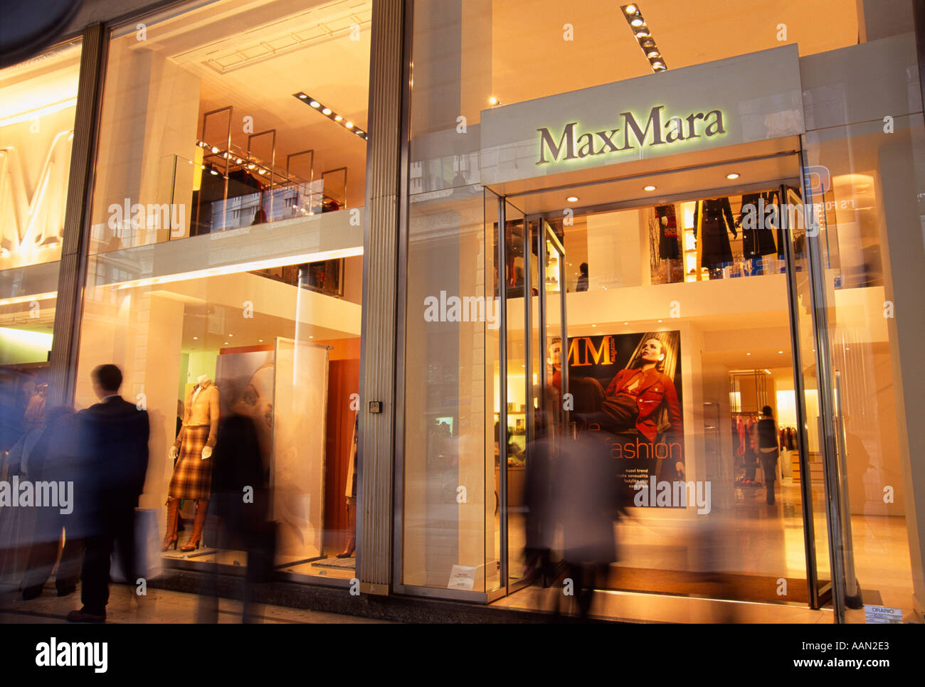 Max mara milan boutique hi-res stock photography and images - Alamy