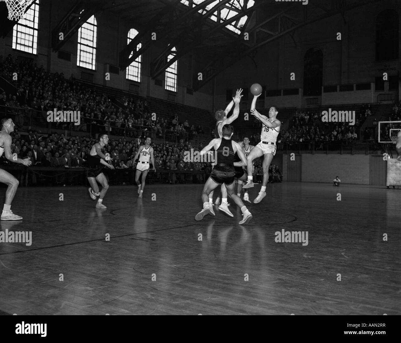 1950s COLLEGE BASKETBALL GAME JUMP BALL COURT GYMNASIUM SCHOOL TEAM PENN VERSUS PRINCETON Stock
