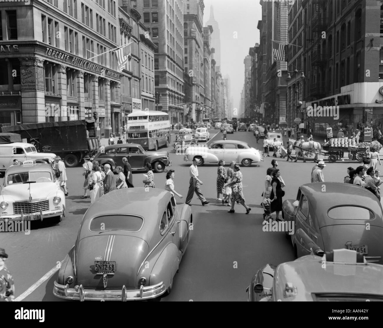 1940s 1950s STREET SCENE CROWDS TRAFFIC INTERSECTION FIFTH AVENUE & 14 STREET MANHATTAN NY NEW YORK CITY Stock Photo