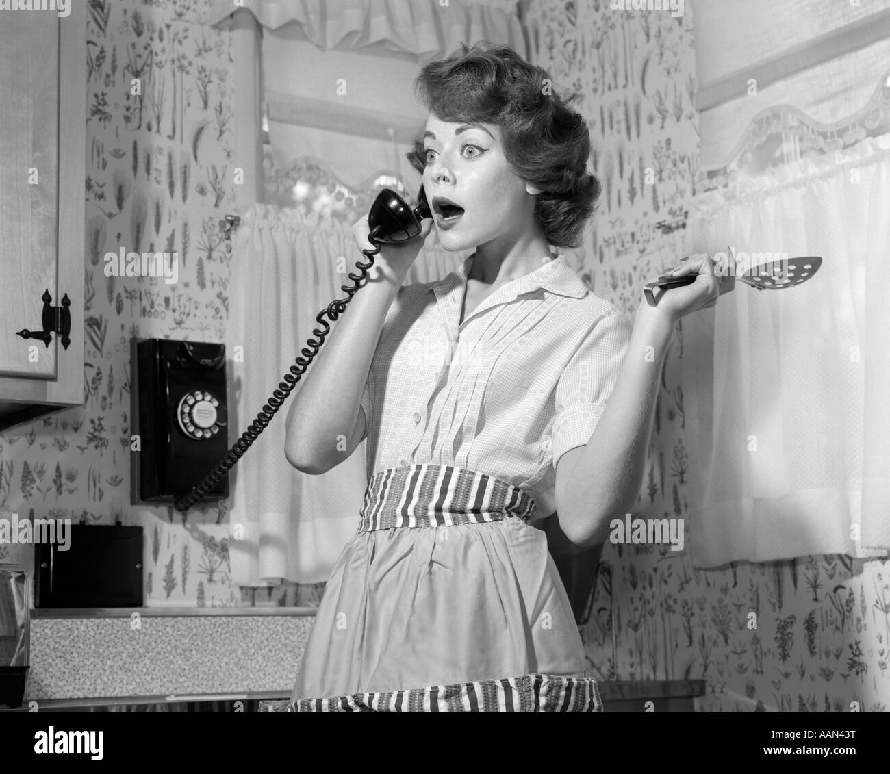 1950s WOMEN TELEPHONE SECRET EAVESDROP LISTEN Stock Photo - Alamy