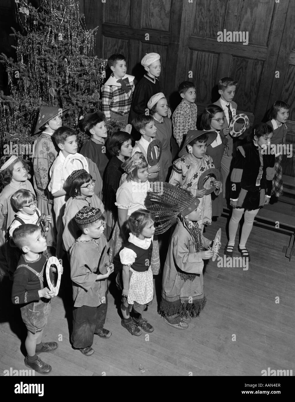 1950s SCHOOL CHILDREN IN CHRISTMAS PAGEANT COSTUMES MULTICULTURAL DIVERSE BOYS GIRLS CLASS PLAY ELEMENTARY SCHOOL Stock Photo