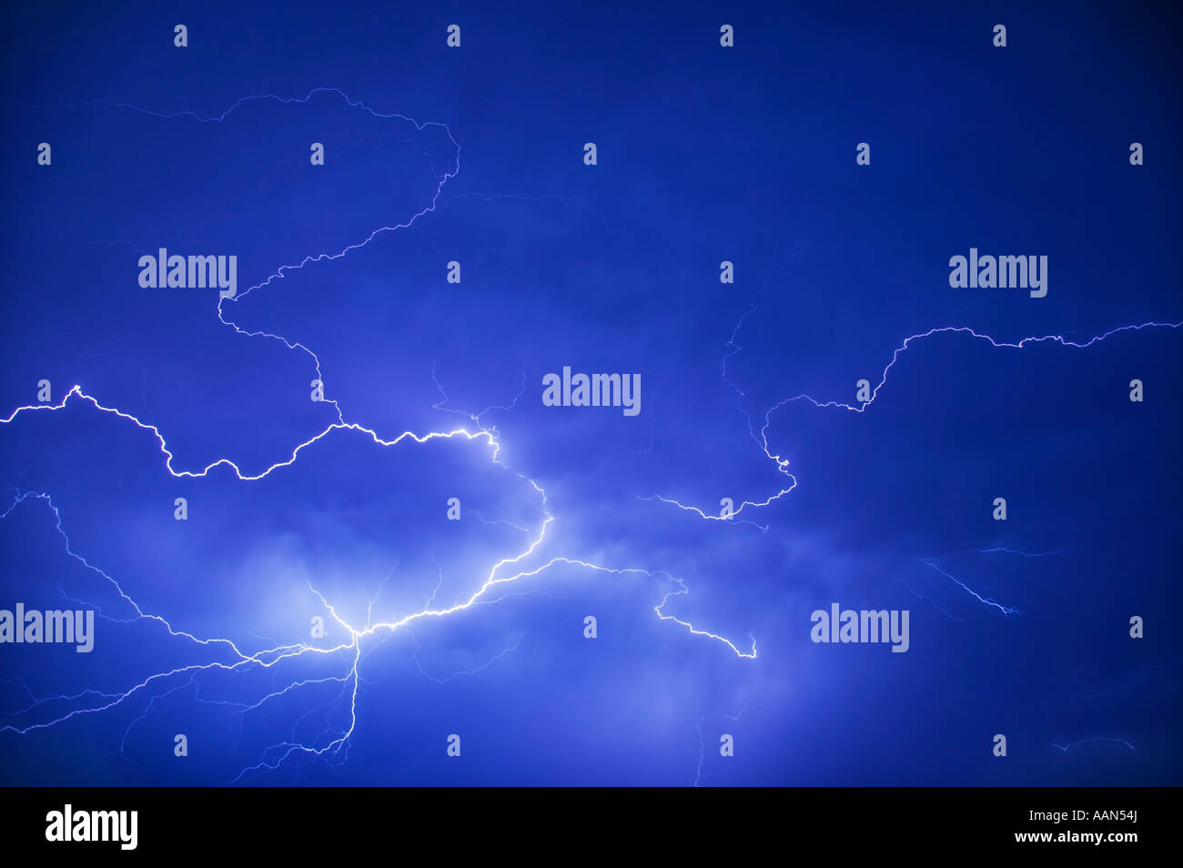 Sky lightning hi-res stock photography and images - Alamy