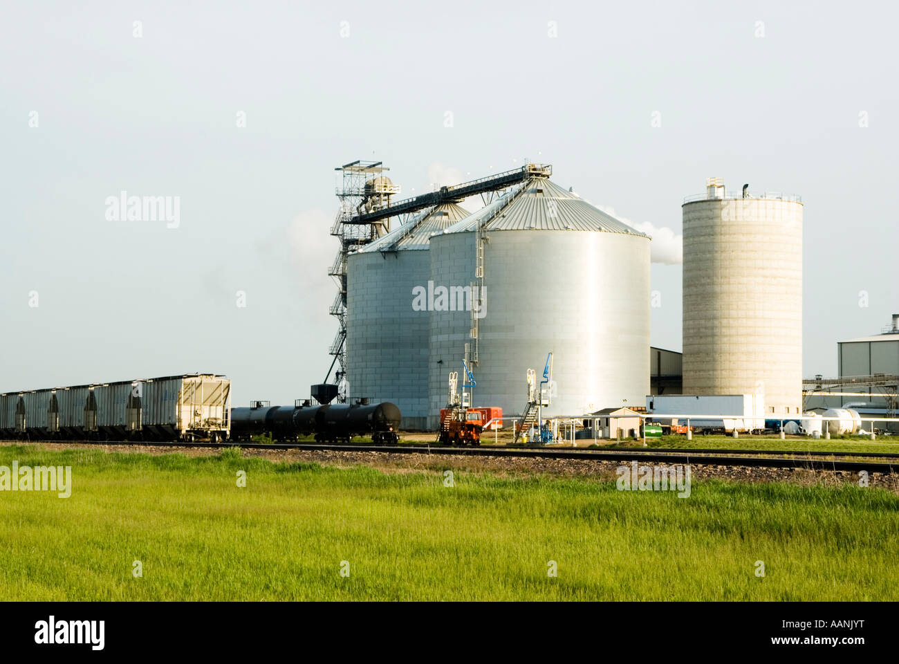 Railroad cars at chemical plant hires stock photography and images Alamy