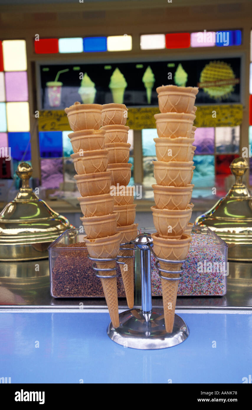 https://c8.alamy.com/comp/AANK78/amsterdam-holland-ice-cream-cones-displayed-on-vendors-stand-at-market-AANK78.jpg