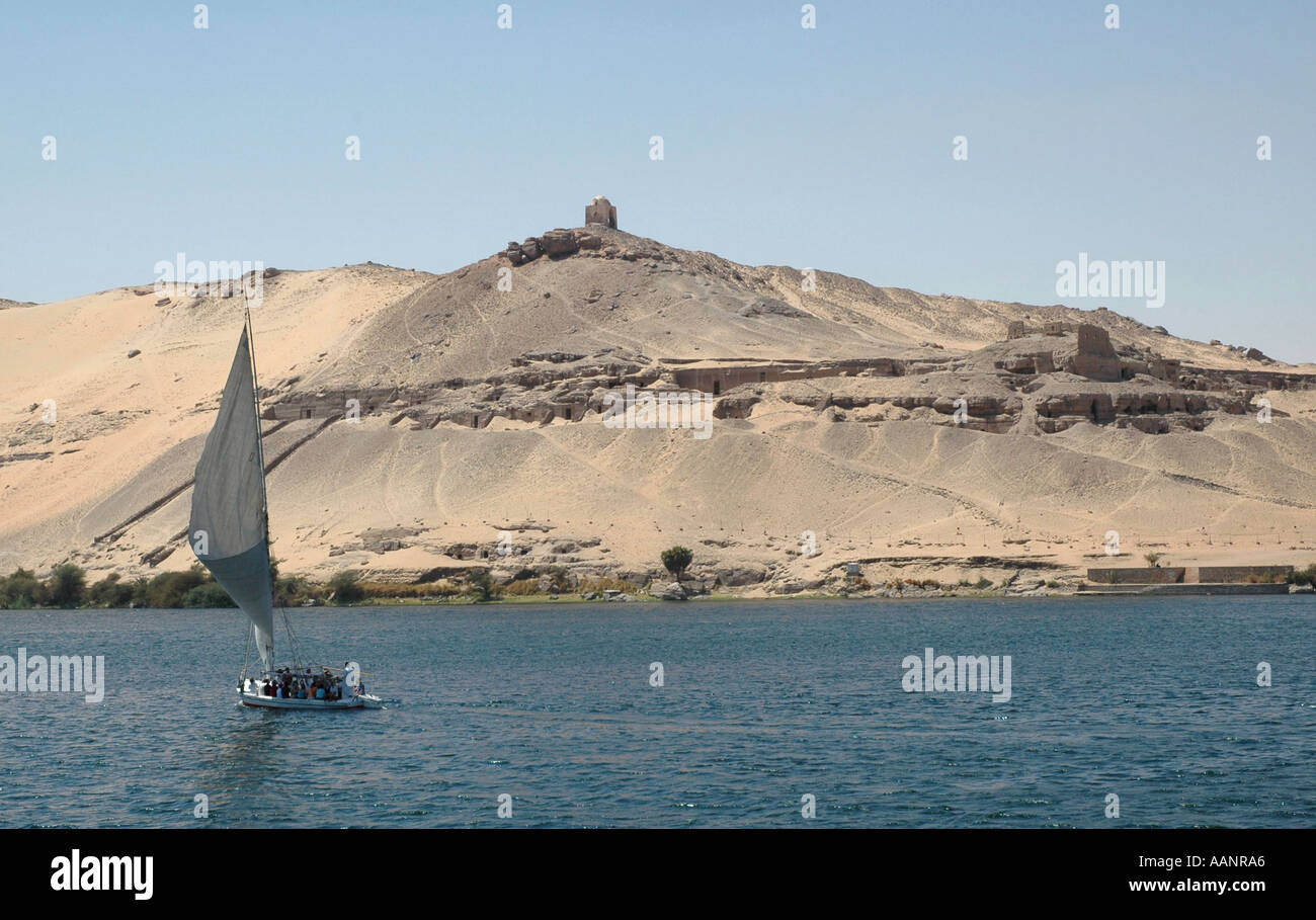 Felucca sailing on the River Nile Egypt overlooked by Qubbet al Hawa Dome of the Wind Stock Photo