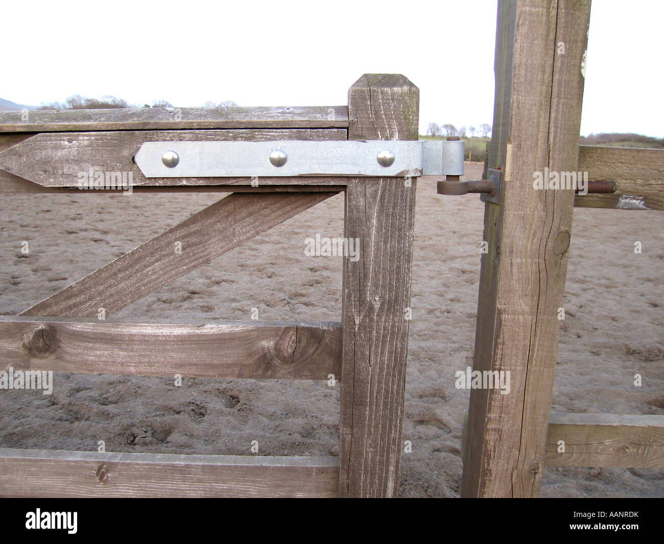 FARM GATE FIELD GATES HINGES 19mm HOOKS TO DRIVE FOR WOODEN GATE FENCE POSTS 