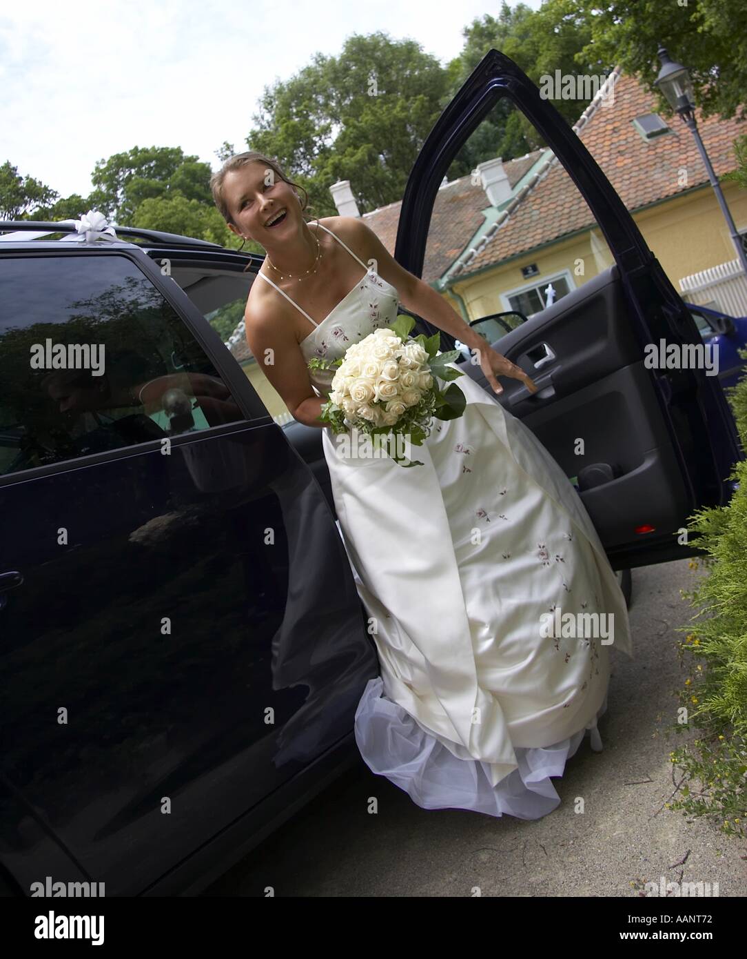 Bride getting out wedding car hi-res stock photography and images - Alamy