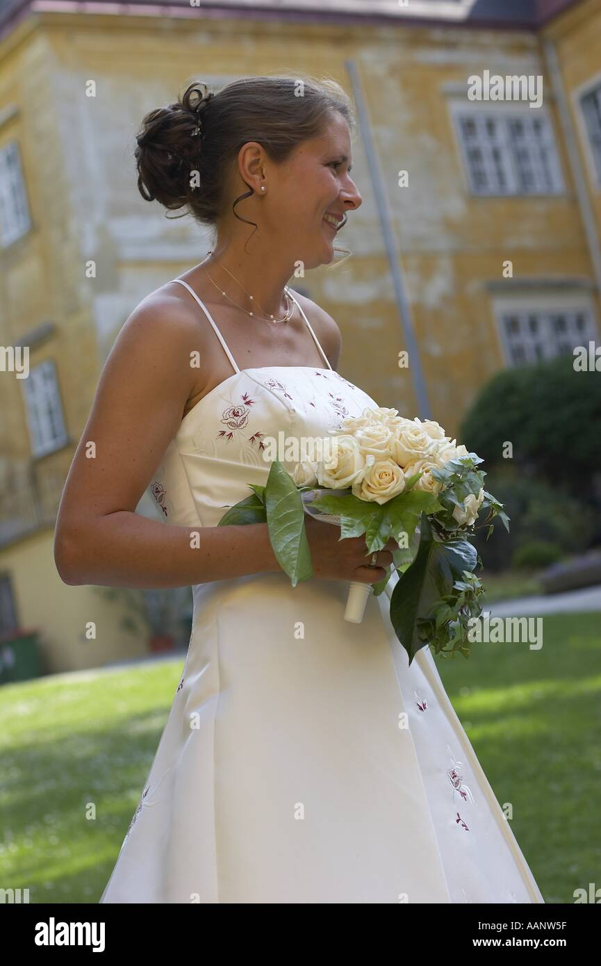 Portrait bride flowers hi-res stock photography and images - Alamy