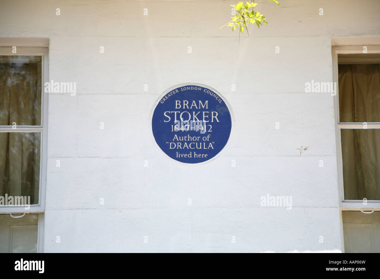 English Heritage blue plaque marking Bram Stokers former residence, London, England Stock Photo