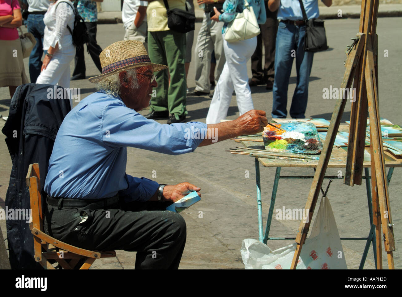 Seated artist at easel hi-res stock photography and images - Alamy