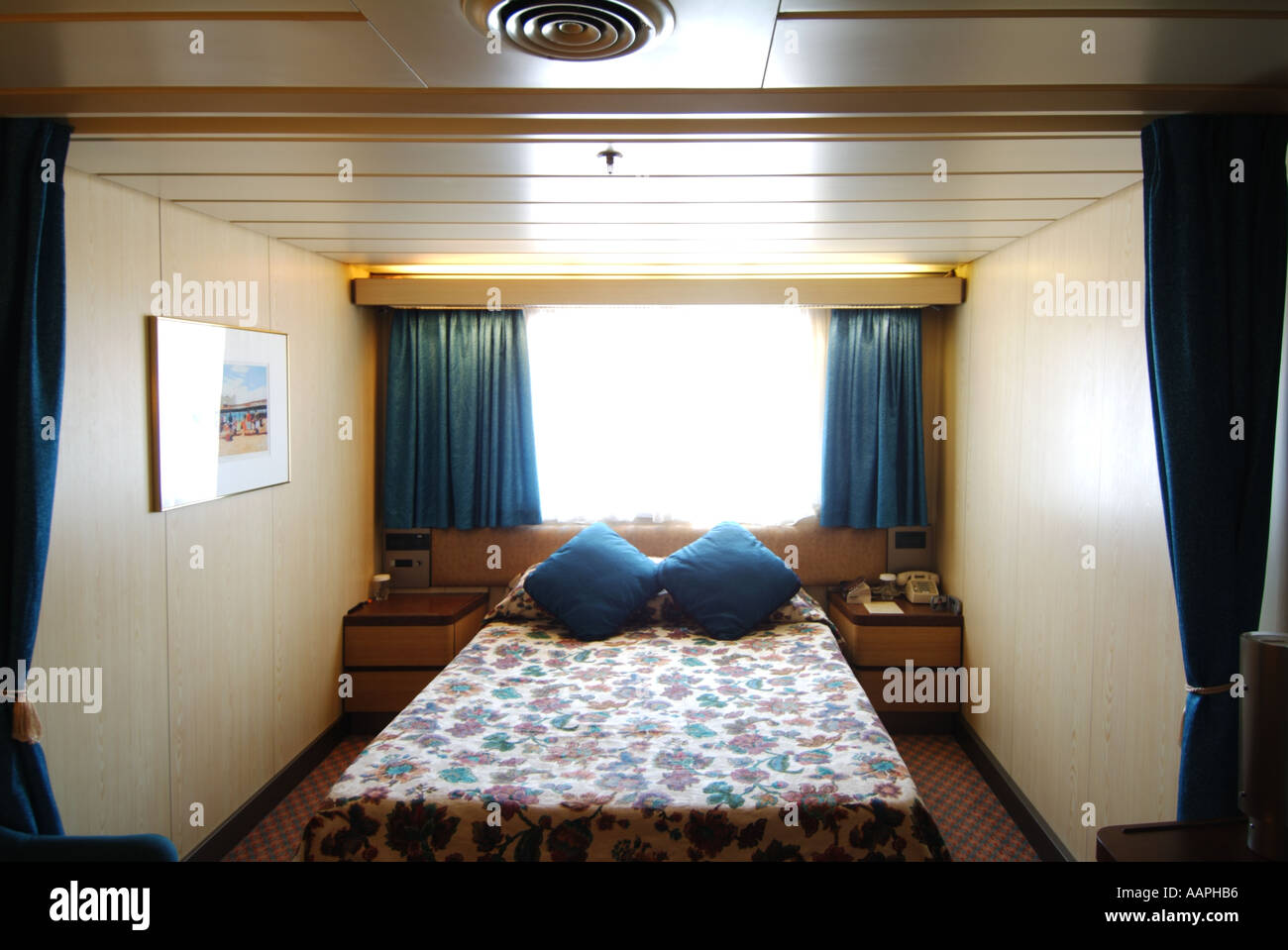 Cruise ship liner stateroom cabin double bed Stock Photo Alamy