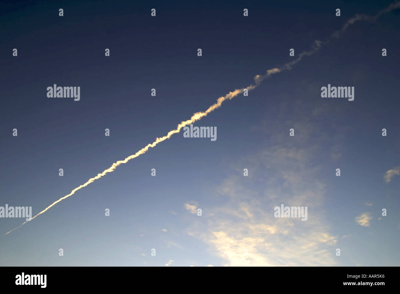 Contrail passenger jet hi-res stock photography and images - Alamy