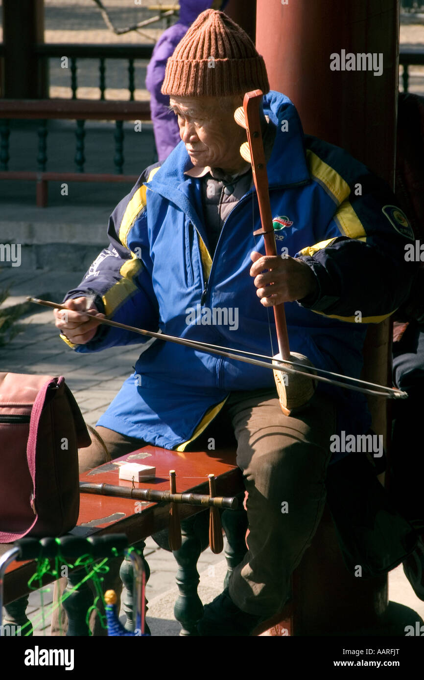 Old man playing erhu an old traditional chinese instrument close to the Temple of Heaven Beijing China Stock Photo