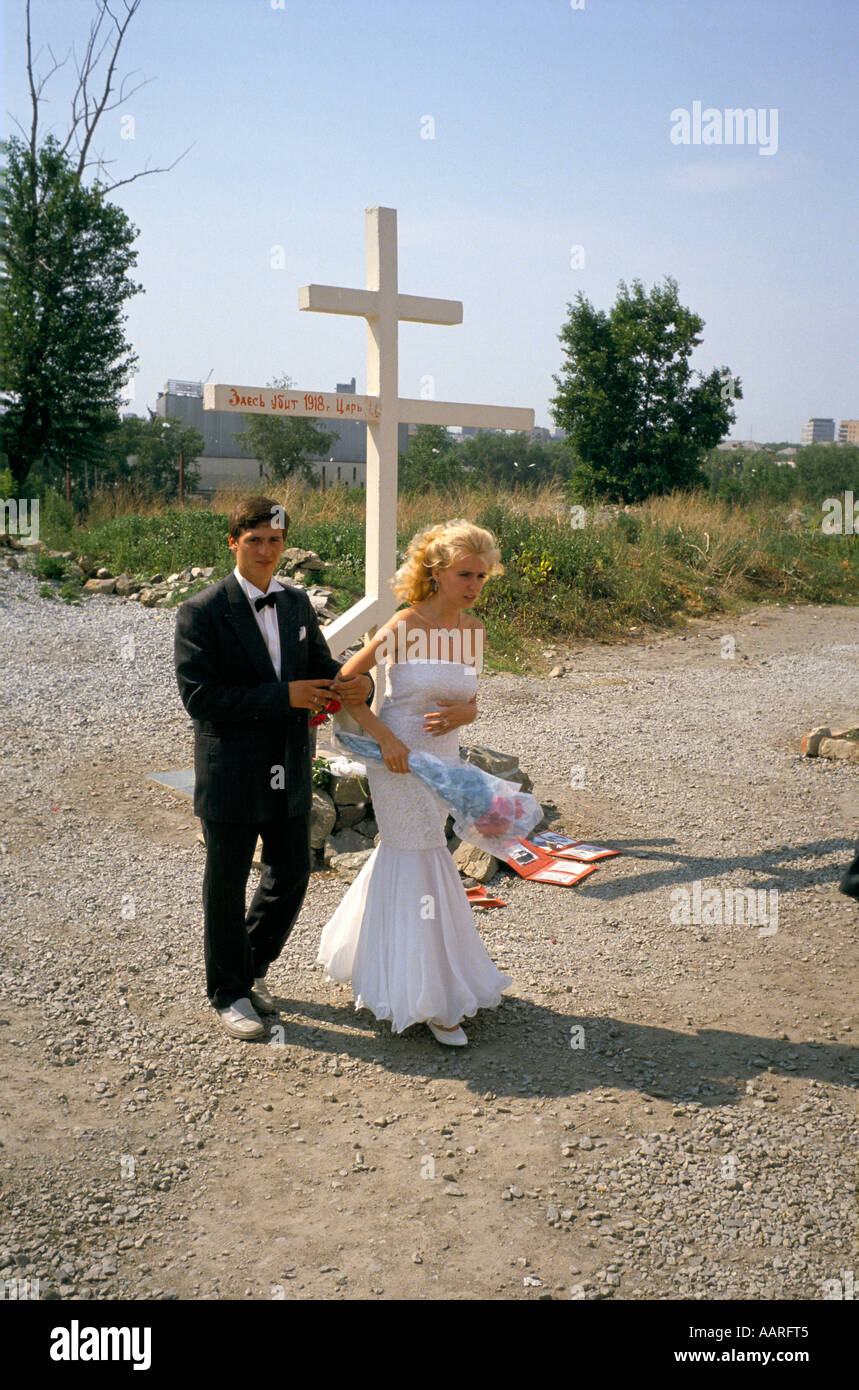 SVERDLOVSK JUNE 1991 BRIDE GROOM S PILGRIMAGE TO THE SITE WHERE THE TZAR S FAMILY WAS MASSACRED Stock Photo