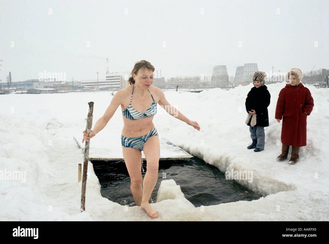 SVERDLOVSK WOMAN IN BIKINI GETTING OUT OF ICE COLD WATER AFTER WINTER SWIM  CHILDREN WATCH ON SIDE Stock Photo - Alamy