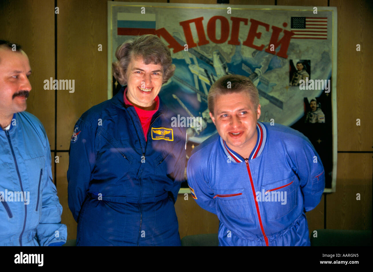 BAIKONAR SPACE LAUNCHES 2 96 PRESS CONFERENCE WITH TWO COSMONAUTS ONUFRIENKO USACHEV NASA ASTRONAUT LUCID SHANNON 1996 Stock Photo