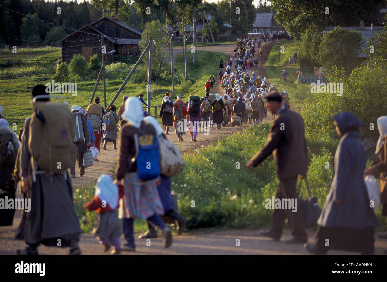 PILGRIMAGE TO VELIKAYA RIVER 95 THE PROCESSION TAKES RUSSIAN ORTHODOX BELIEVERS ACROSS 100 MILES OF RUSSIAN COUNTRYSIDE 1995 Stock Photo