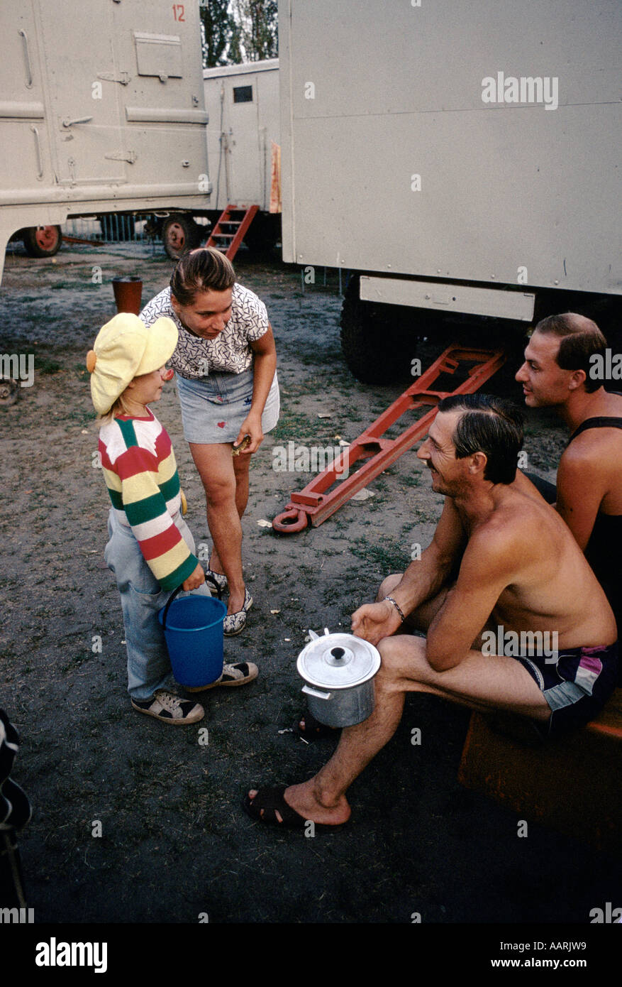 LILLIPUT CIRCUS AUGUST 1992 DIMA SUROGIN DRESSED AS A CLOWN CHATS TO TWO STAGE HANDS 1992 Stock Photo