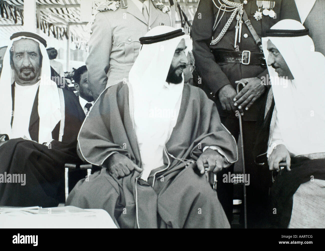 Abu Dhabi UAE 1976 Sheikh Sayed Bin Sultan Al-nahyan President UAE Talking To Sheik Sultan Bin Mohamed Al-qassimi Stock Photo