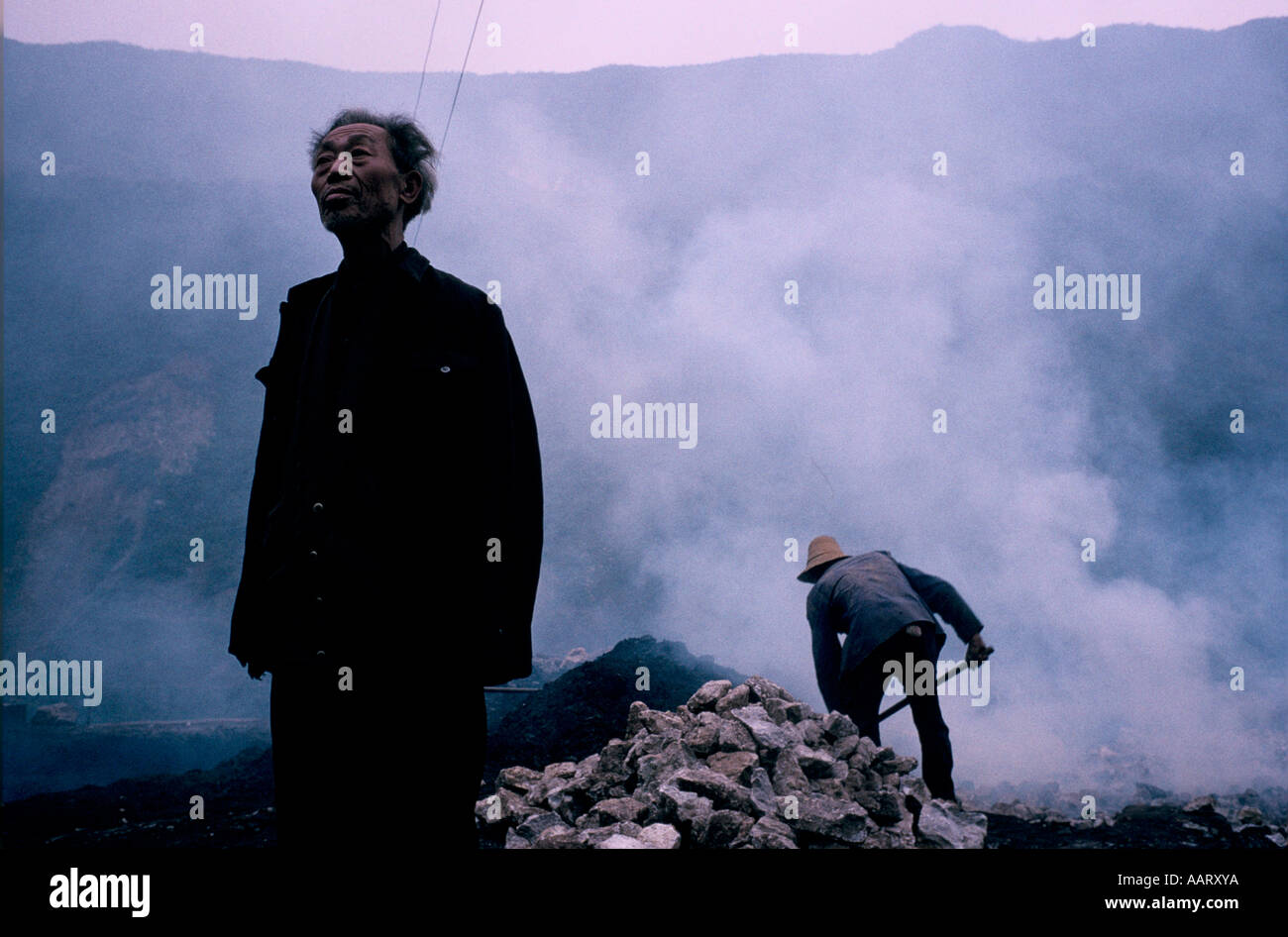 CHINA S ECONOMIC REFORMS MINERS ENRICHING COAL IN MAKESHIFT PITS BY THE ROADSIDE NEAR CHONGQUING 1999 Stock Photo