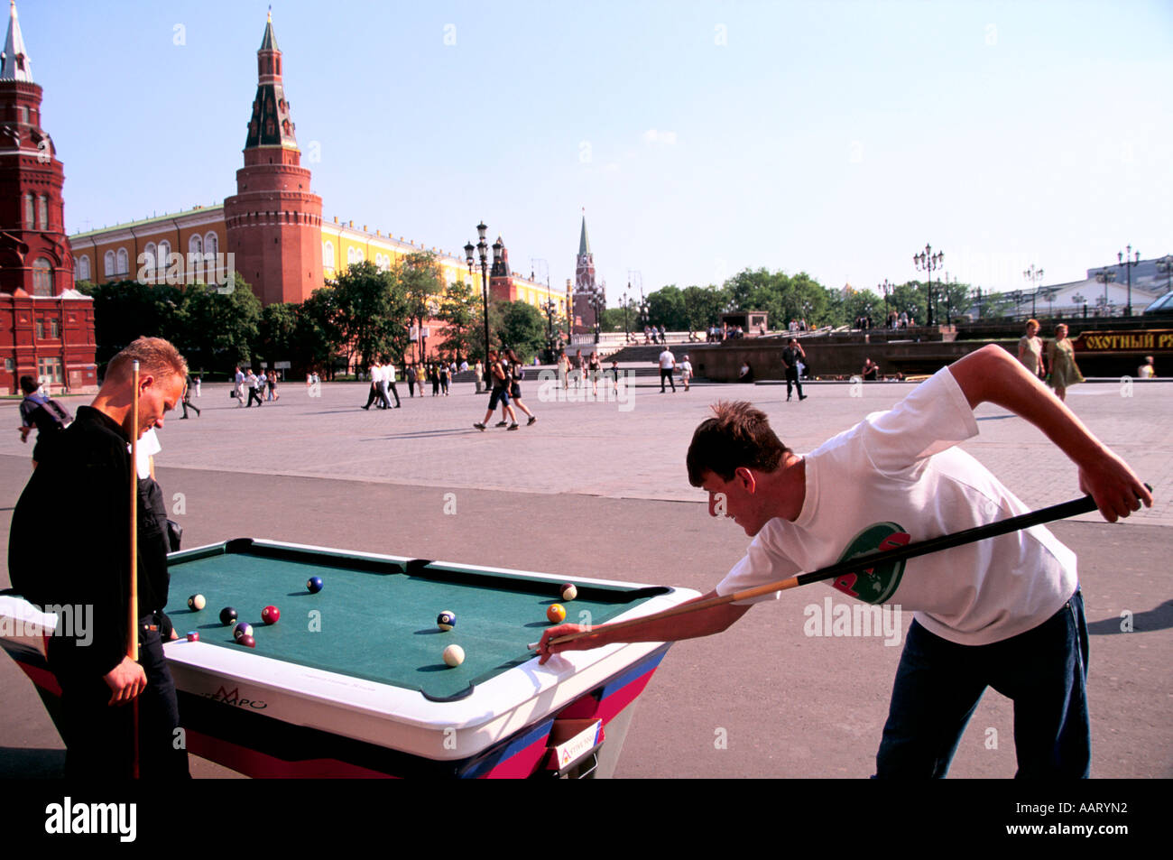 ST PETERSBURG MOSCOW DURING AN OPPRESSIVE HEATWAVE MUSCOVITES PLAY POOL OPPOSITE THE KREMLIN MOSCOW 1998 Stock Photo