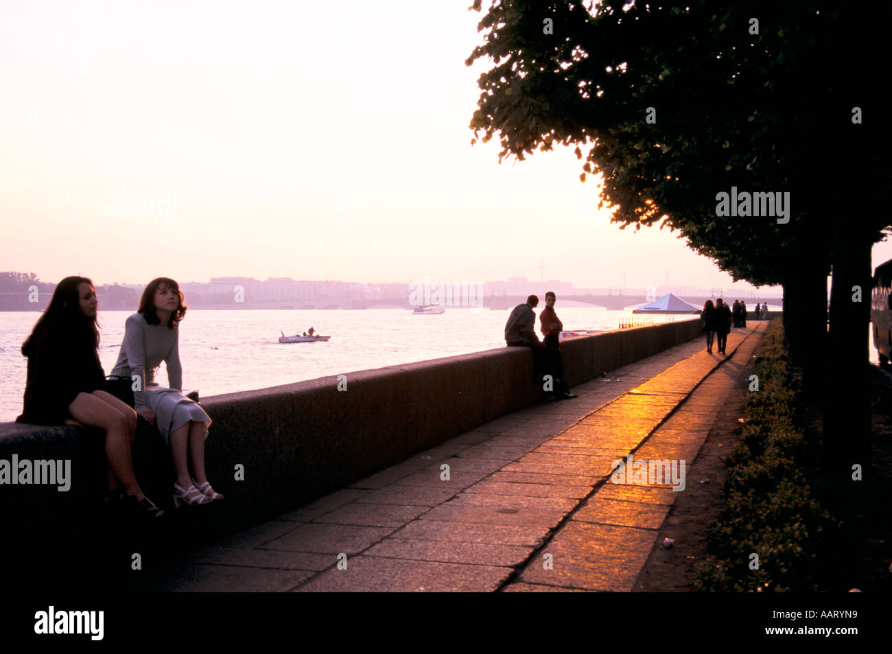 ST PETERSBURG MOSCOW 5AM JUNE 22ND TEENAGERS RETURN FROM ROCK CONCERT CELEBTATING THE LONGEST DAY ST PETERSBURG 1998 Stock Photo