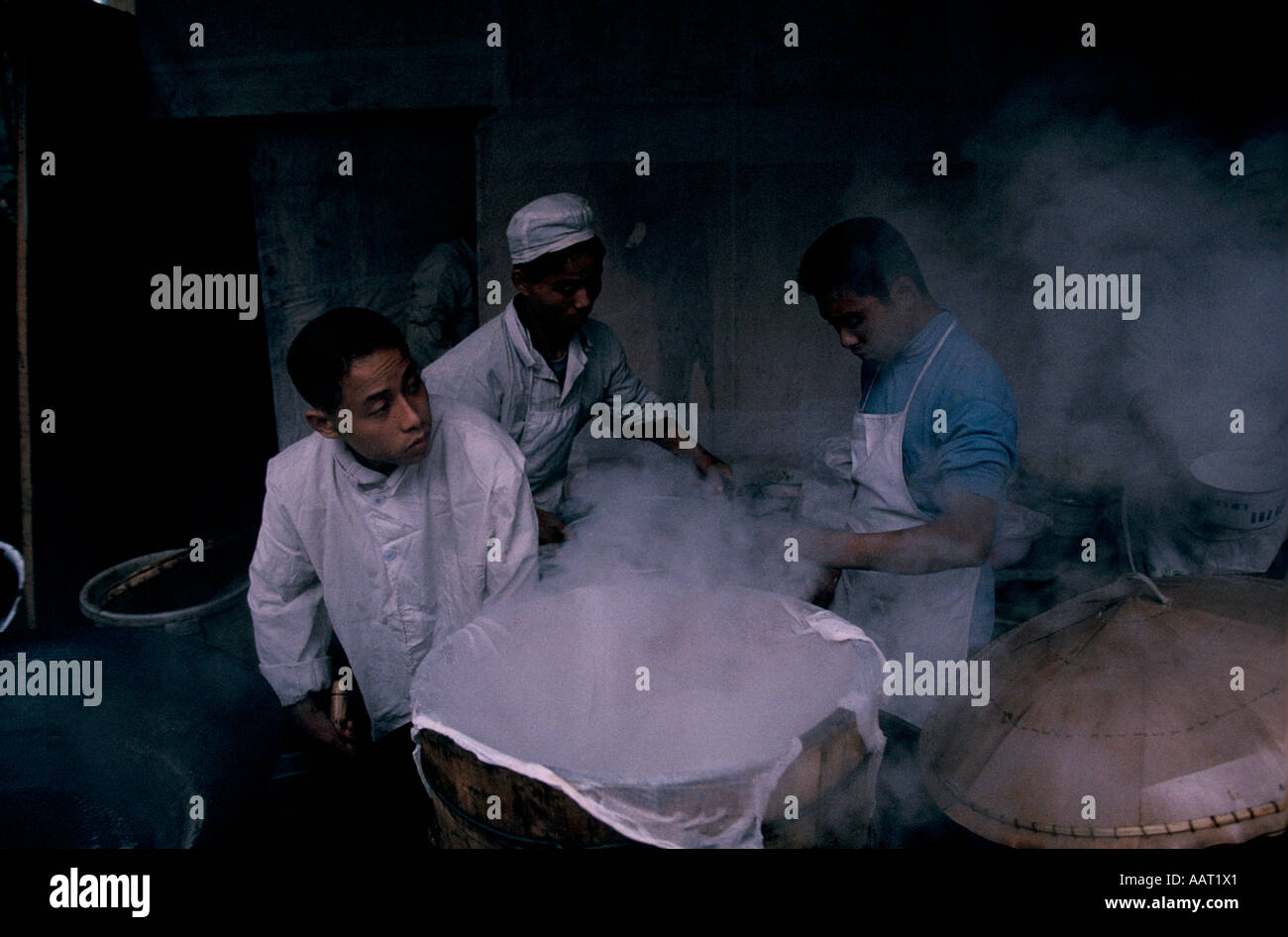 SZECHUAN PROVINCE CHINA 1998 CHEFS PREPARING SZECHUAN FOOD IN CHENGDU S PEOPLE S PARK Stock Photo