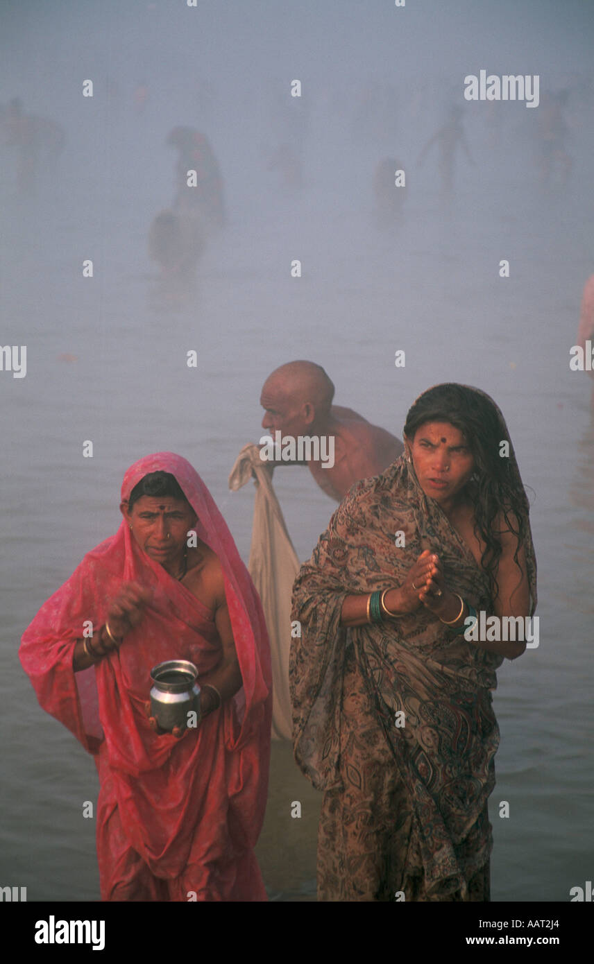 KUMBH MELA INDIA 2001 FEMALE HINDU PILGRIMS WASH THEMSELVES IN THE HOLY WATERS OF THE GANGES ALLAHABAD 2001 Stock Photo