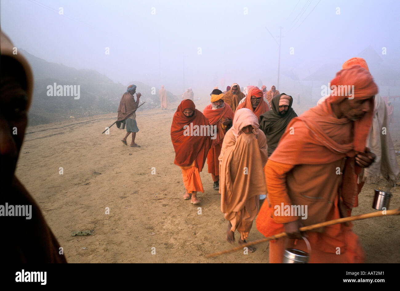 KUMBH MELA INDIA 2001 SADHUS WALKING TO A PLACE WHERE THEY ARE GIVEN FOOD INSIDE THE FESTIVAL SITE ALLAHABAD 2001 Stock Photo