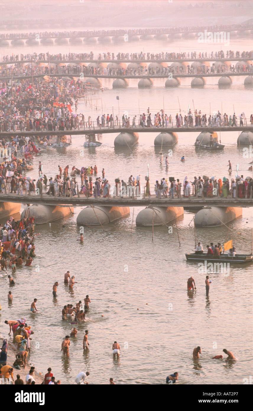 KUMBH MELA INDIA 2001 THE RIVER GANGES WITH PONTOON BRIDGES THAT CARRY THE THOUSANDS OF PILGRIMS WHO CAME TO WORSHIP 2001 Stock Photo