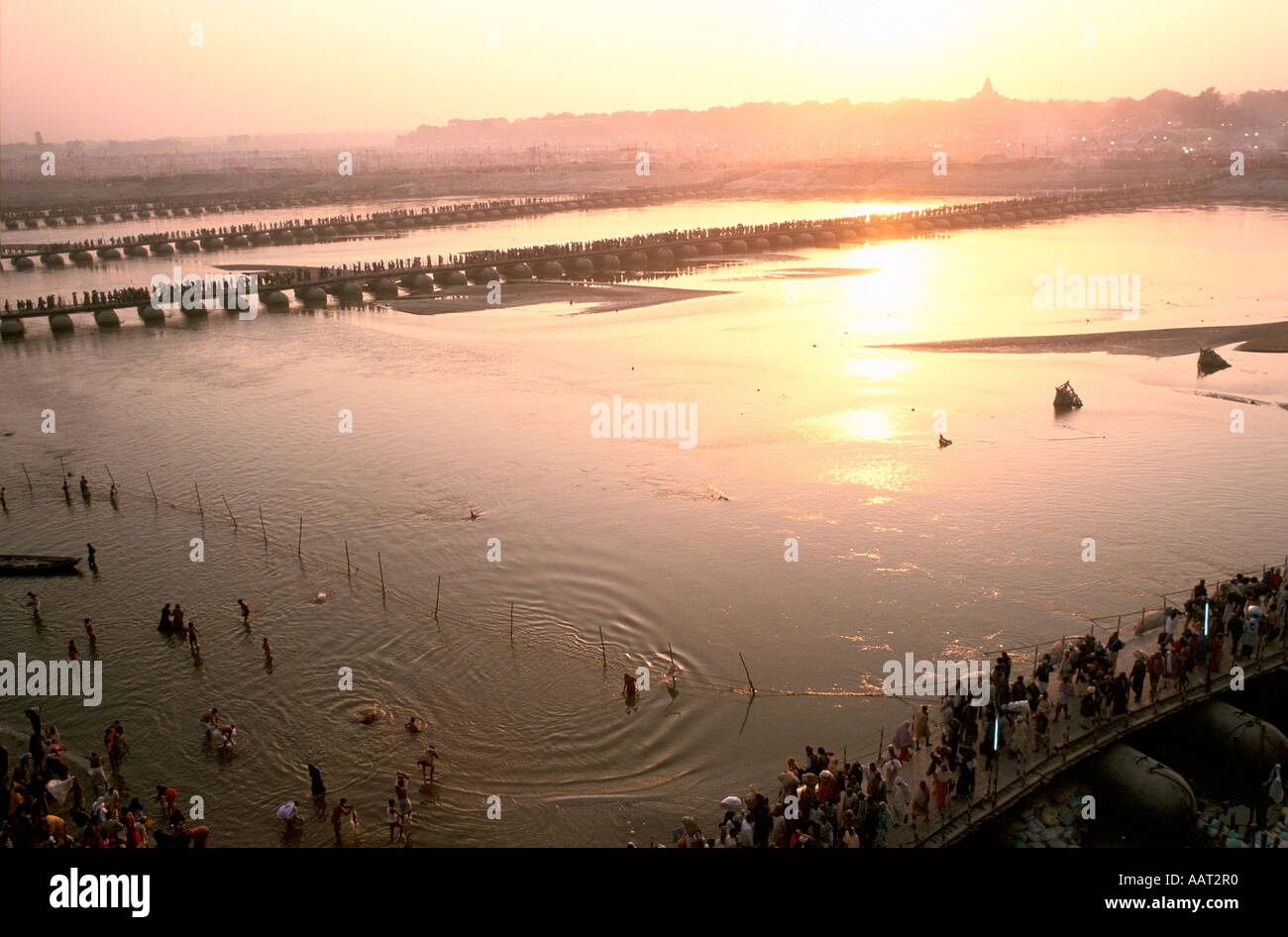 KUMBH MELA INDIA 2001 AS THE SUN SETS OVER ALLAHABAD MANY PILGRIMS BATHE AND PRAY IN THE WATERS OF THE GANGES 2001 Stock Photo