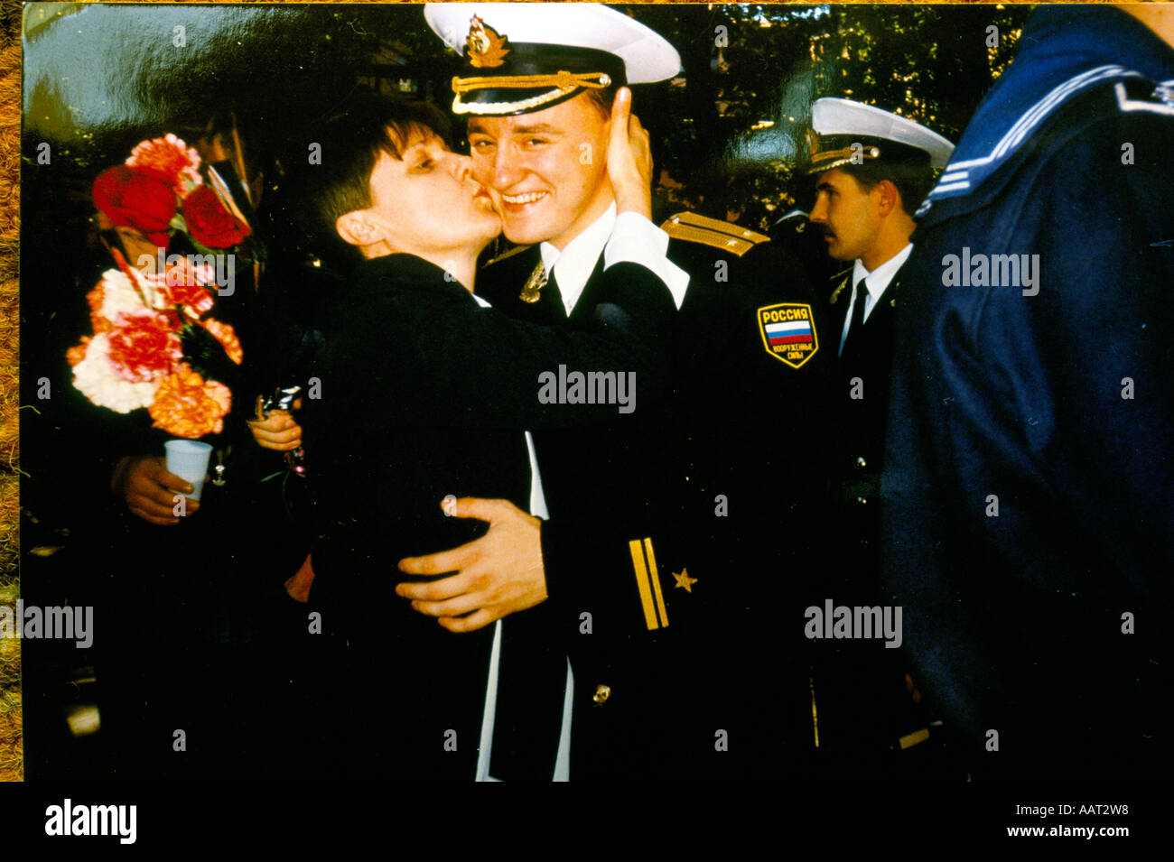 WIDOWS OF THE KURSK FAMILY PHOTO OF SERGEI TYLIK BEING KISSED BY HIS MOTHER WHO IS NOW CAMPAIGNING FOR JUSTICE 2001 Stock Photo