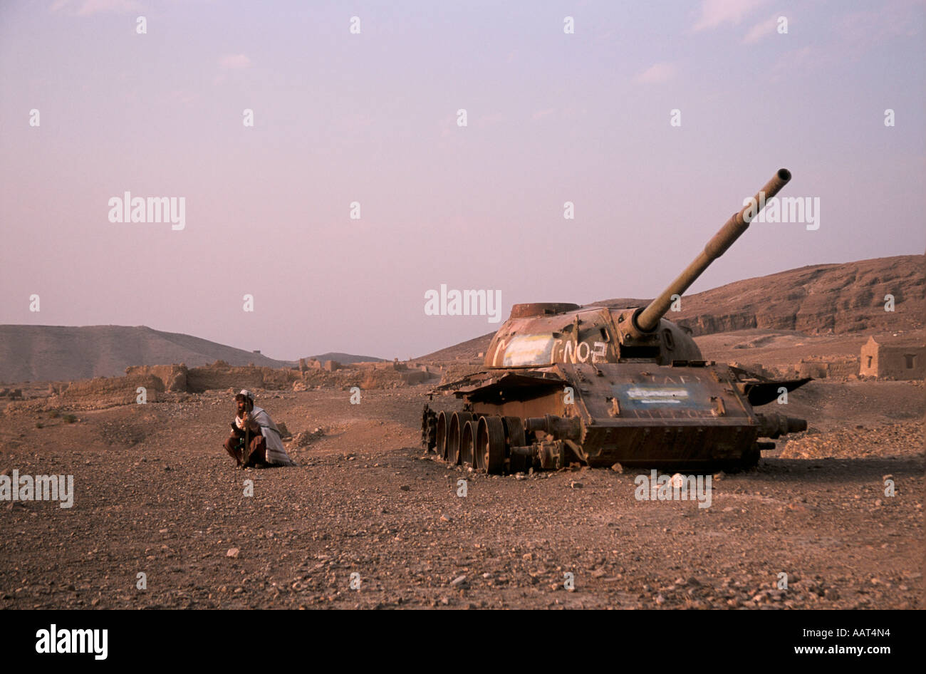REBIRTH OF A NATION A RUSSIAN T 62 TANK A RELIC FROM THE WAR LIES REDUNDANT ON THE ROAD FROM PAKISTAN TO JALALABAD 2001 Stock Photo