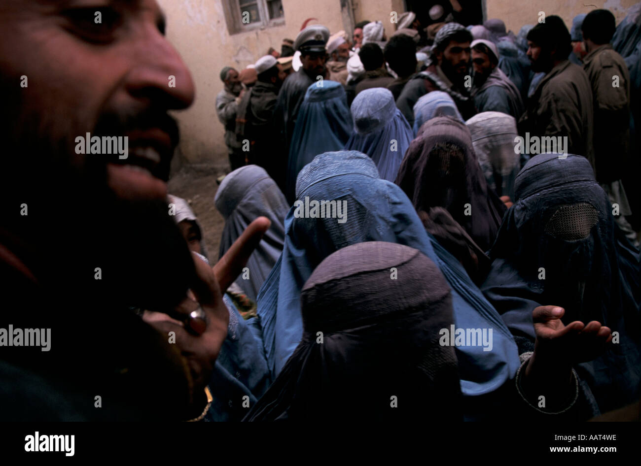 REBIRTH OF A NATION CHAOTIC SCENES AT THE FOOD DISTRIBUTION POINT SET UP BY AFGHAN RED CRESCENT 2001 Stock Photo