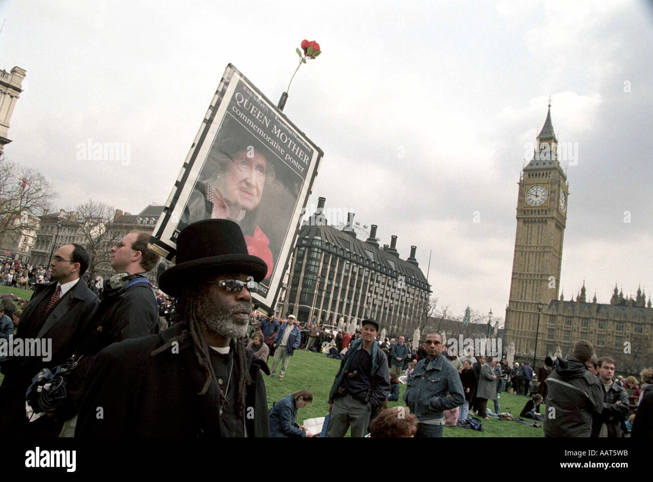 London Queen Mother s Funeral 9th April 2002 Mourners outside the House of Parliament Stock Photo