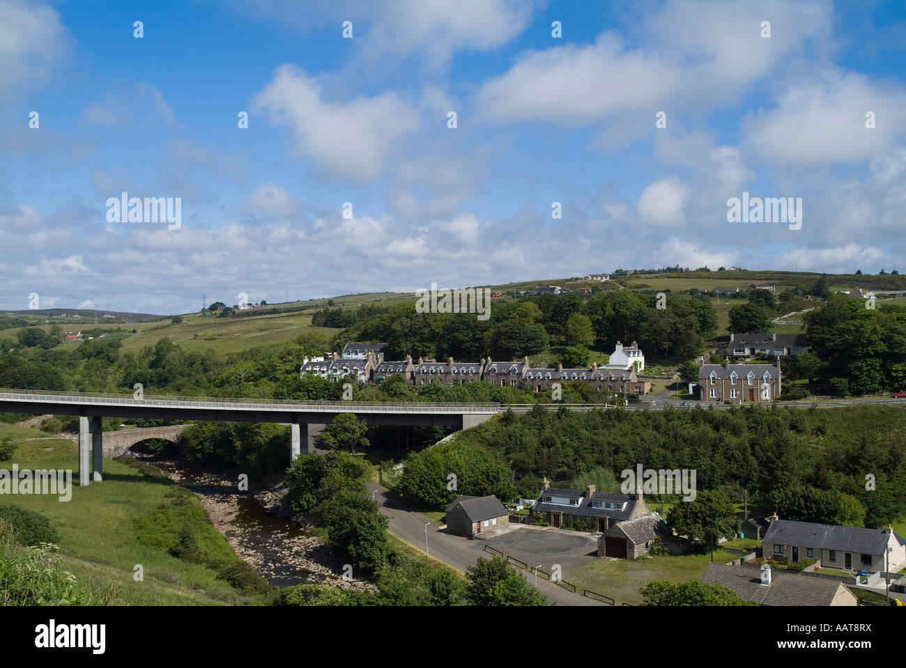 dh  DUNBEATH CAITHNESS Row of houses in village above A9 road bridge spanning Dunbeath Water Scotland north 500 Stock Photo