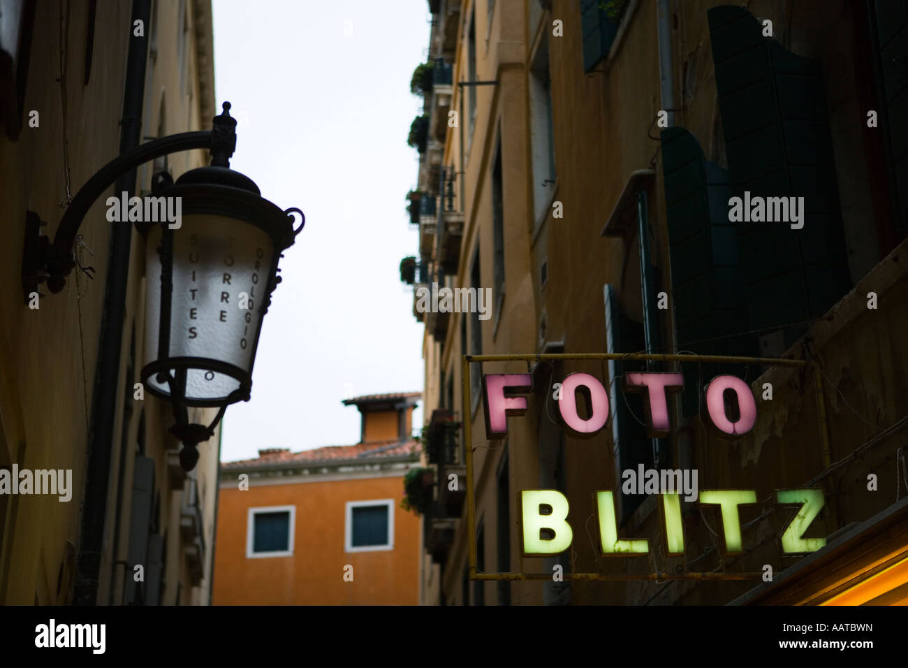 Mangle paralysis Execute Venice Italy Foto Blitz sign outside camera shop in San Marco Stock Photo -  Alamy