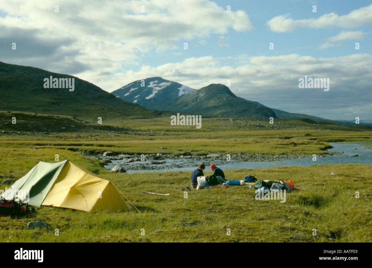 Camping in the Ruotesvagge valley with Mount Kisuris beyond, Sarek ...