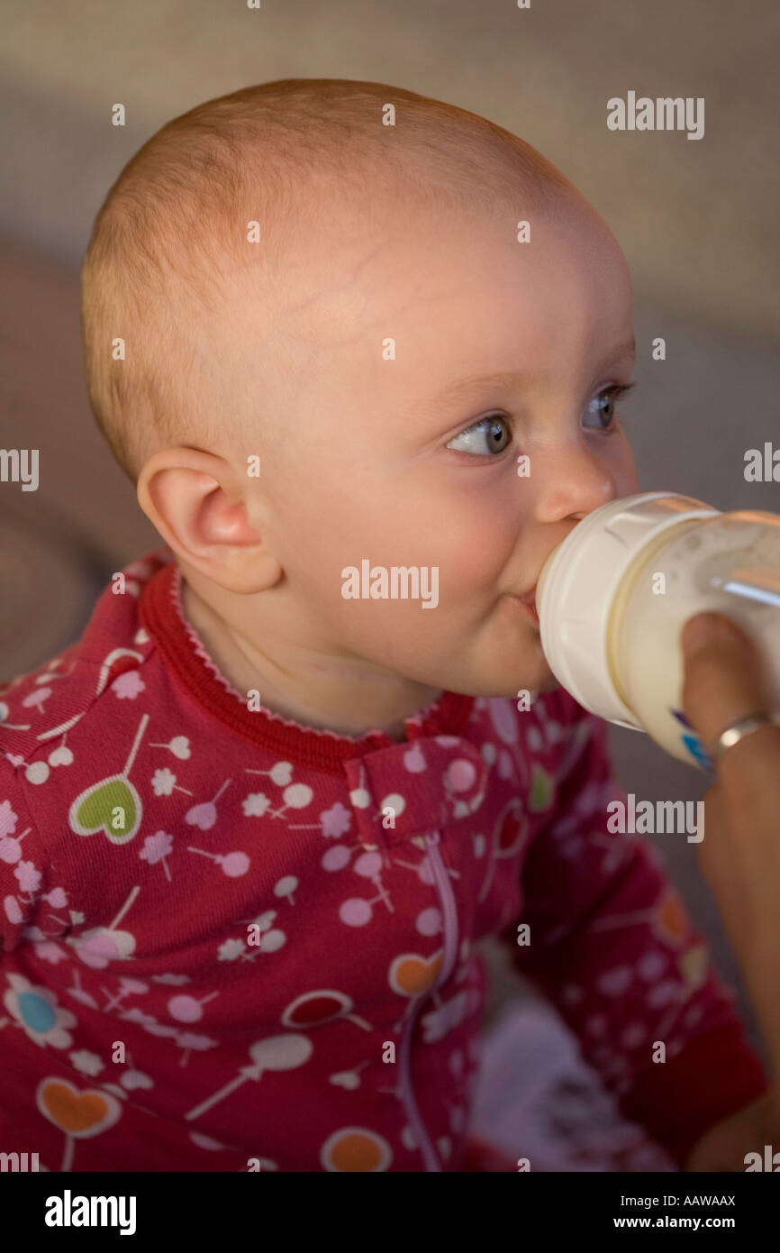 1 year old baby milk bottle 2025