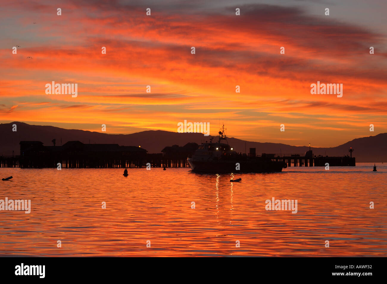 Stearns wharf at sunrise hi-res stock photography and images - Alamy