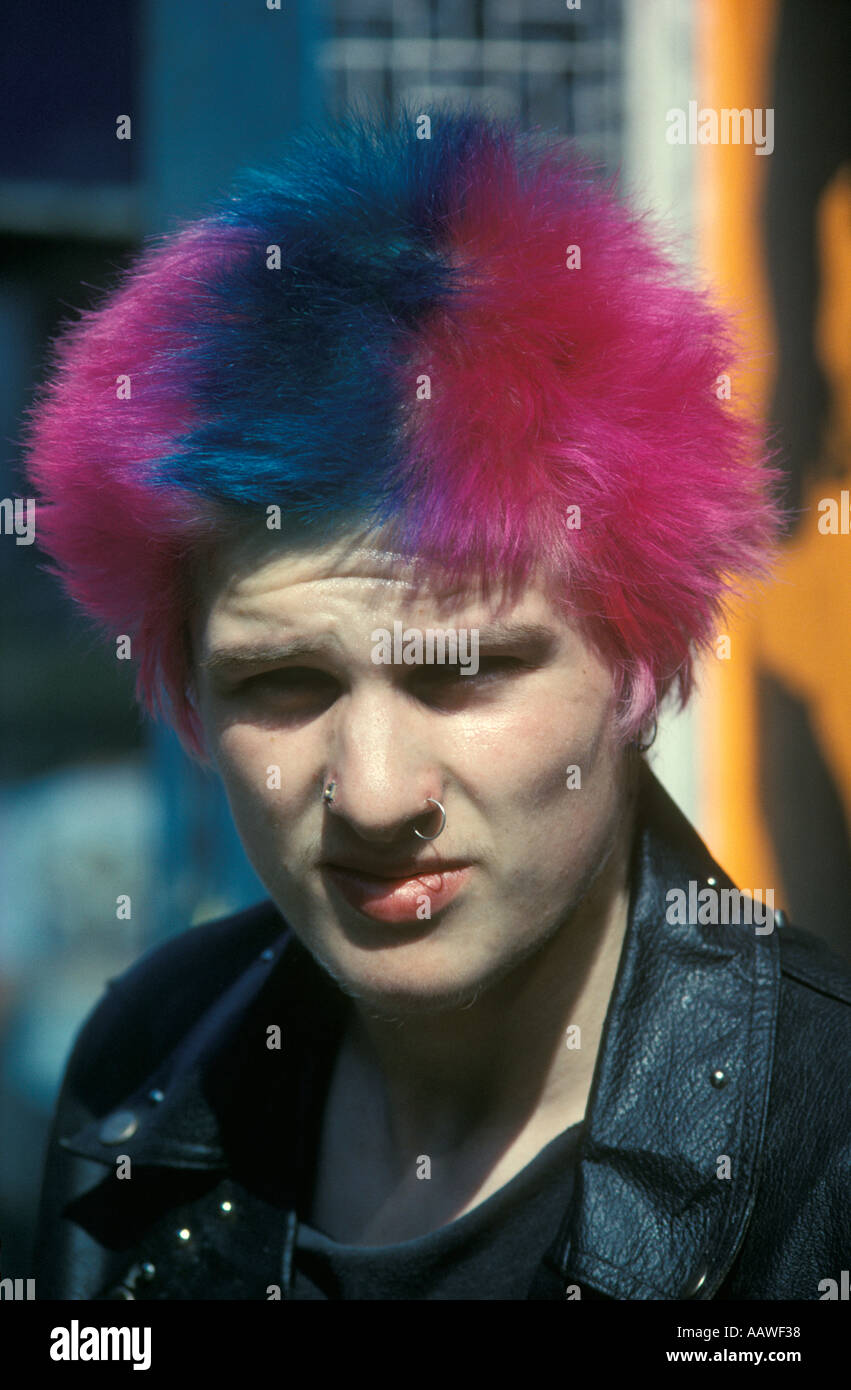Punk fashion 1980s UK. Punks hairdo style unusual coloured hair Kings Road, Chelsea London England 80s HOMER SYKES Stock Photo