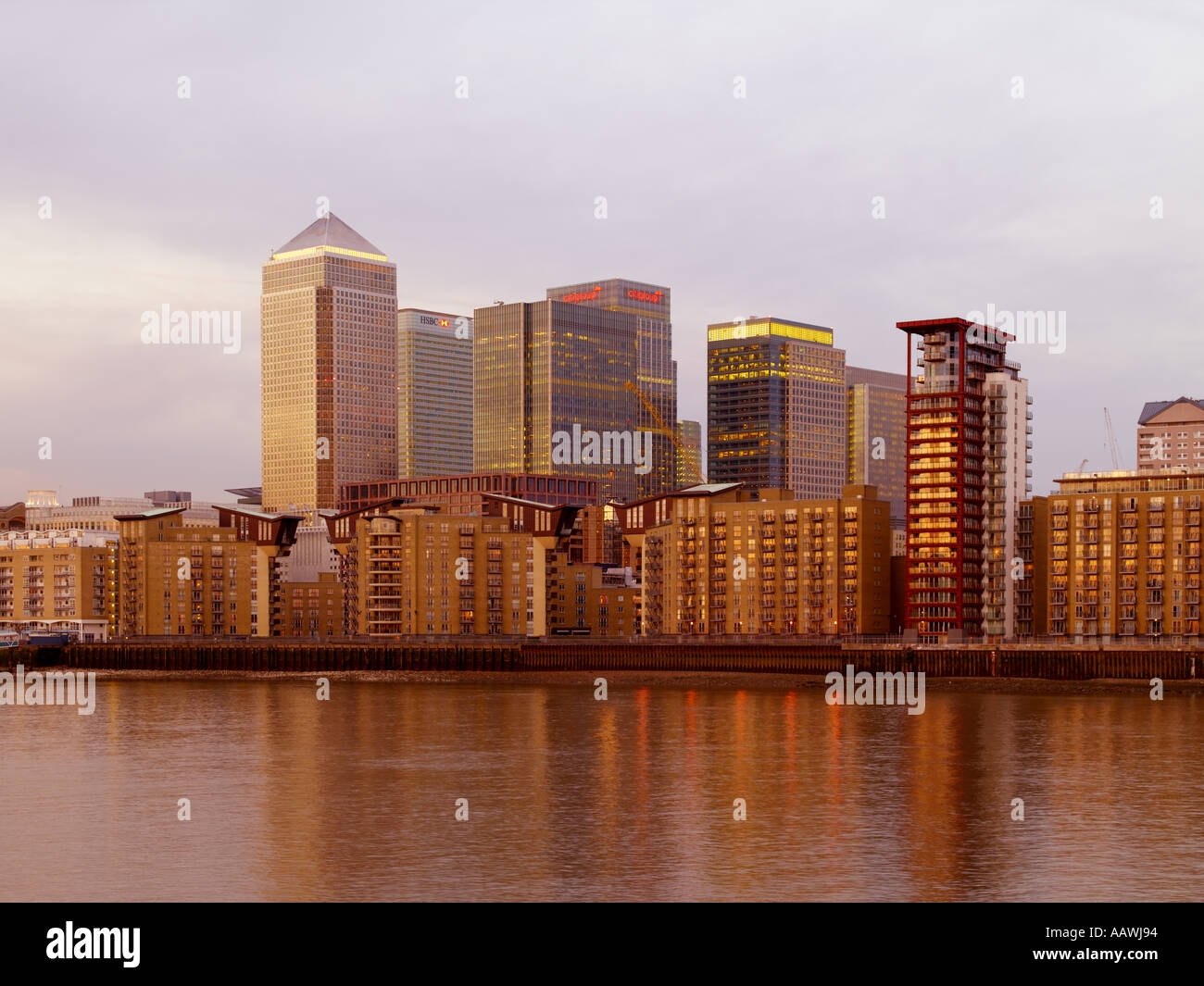 London city skyline dusk canary wharf hi-res stock photography and ...