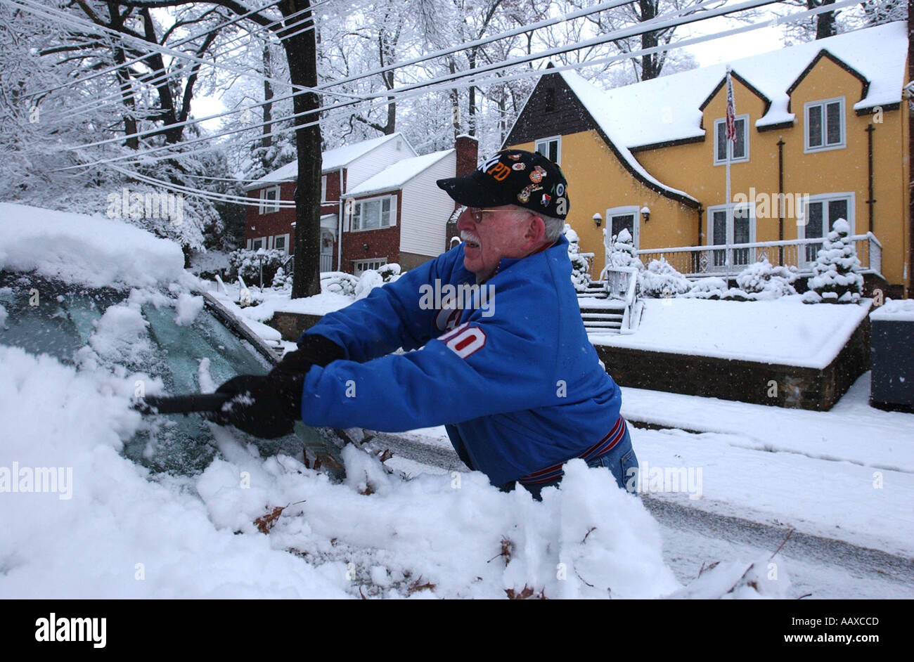 Man scraping off snow hires stock photography and images Alamy