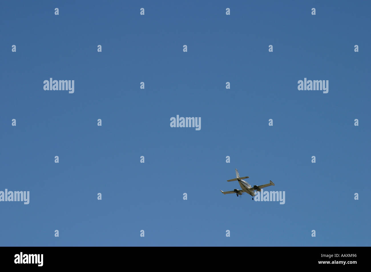 Twin engine aircraft hi-res stock photography and images - Alamy