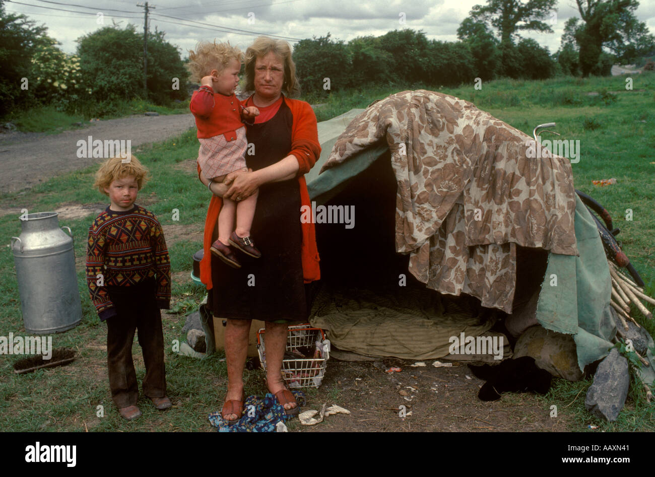 Irish Travellers Gypsy camp family mother children with bender sleeping accommodation their camp, West Coast Southern Ireland Eire  1970s 70s HOMER SY Stock Photo