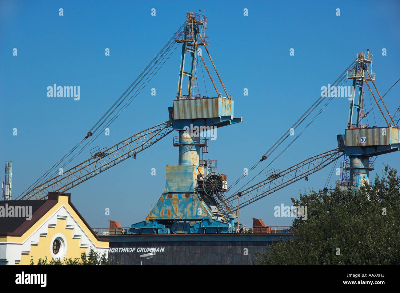 Dock cranes hi-res stock photography and images - Alamy