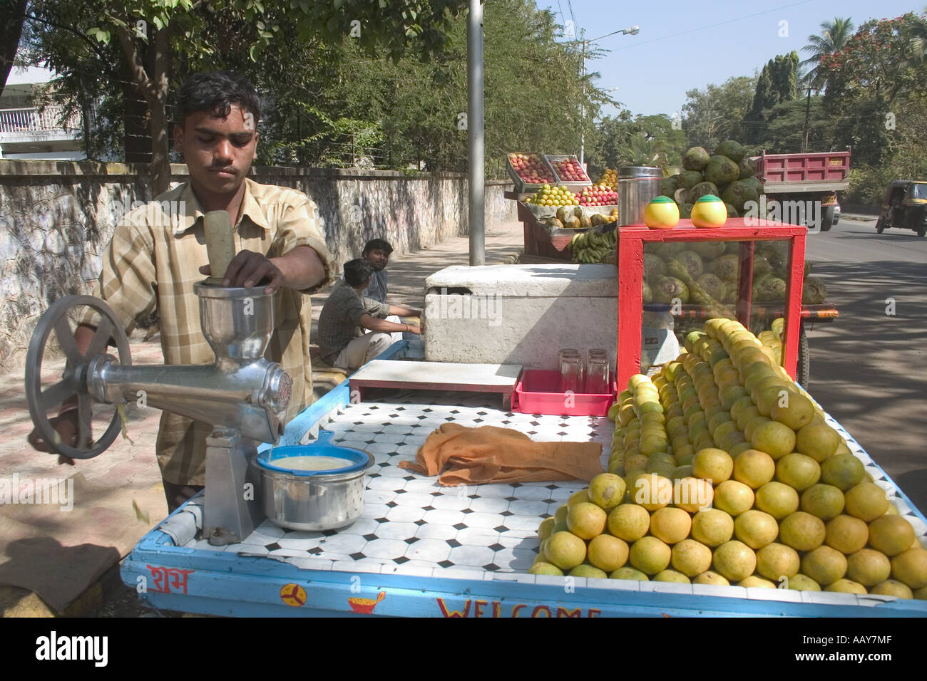 RSC78681 Indian fruit sweet lime juice vendor Pune Maharashtra India Stock Photo